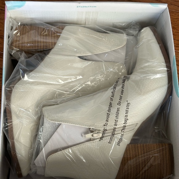 Brand New White textured anklet Bootie - Picture 7 of 8